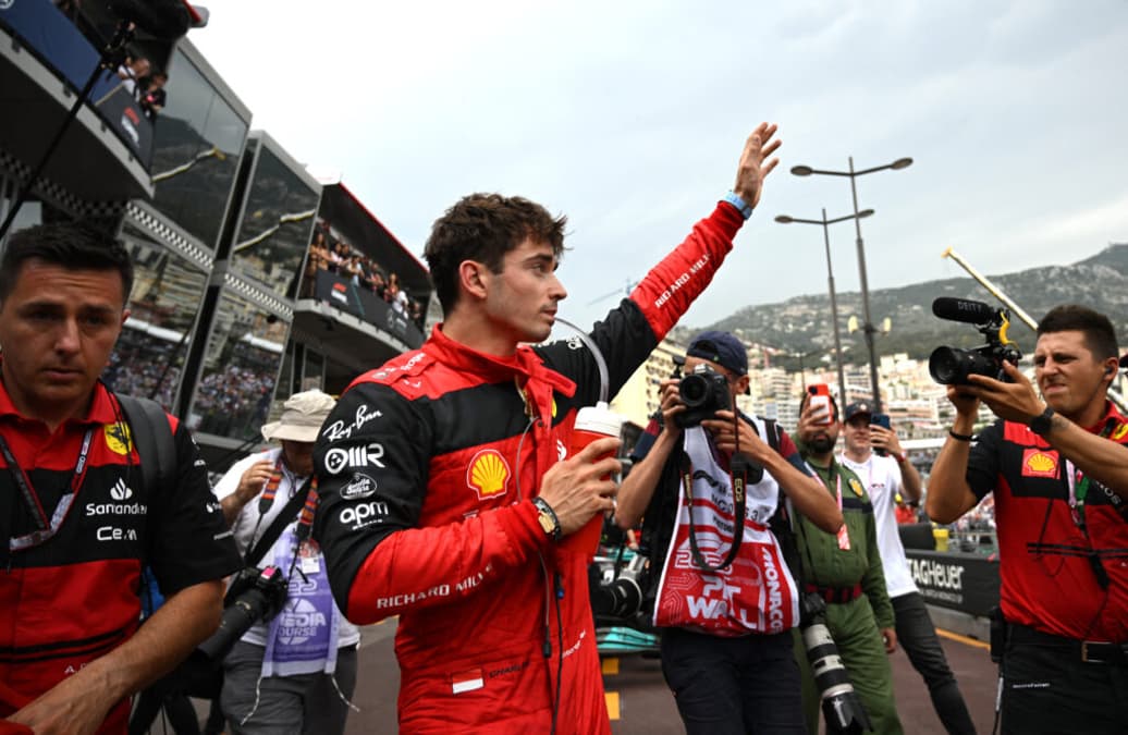 Charles Leclerc já não vive mais um romance com a Ferrari (Foto: Andrej Isakovic/AFP)