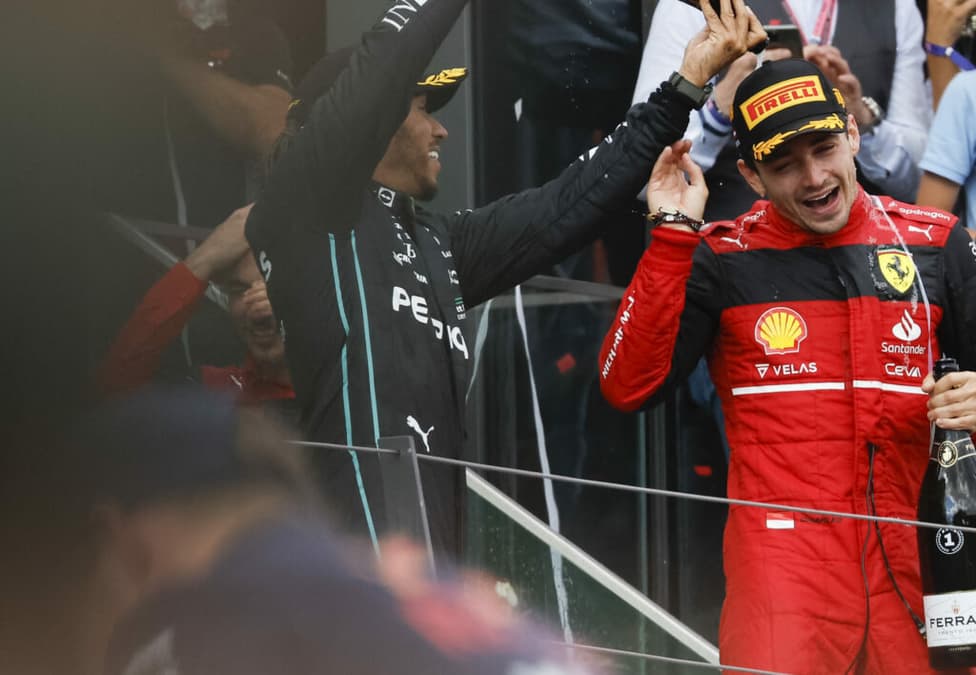 Charles Leclerc e Lewis Hamilton vão caminhar lado a lado na Ferrari (Foto: Joe Klamar/AFP)