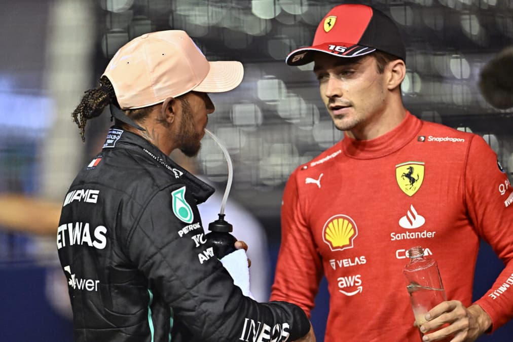 Hamilton e Leclerc serão companheiros de equipe em 2025 (Foto: Lillian Suwanrumpha/AFP)