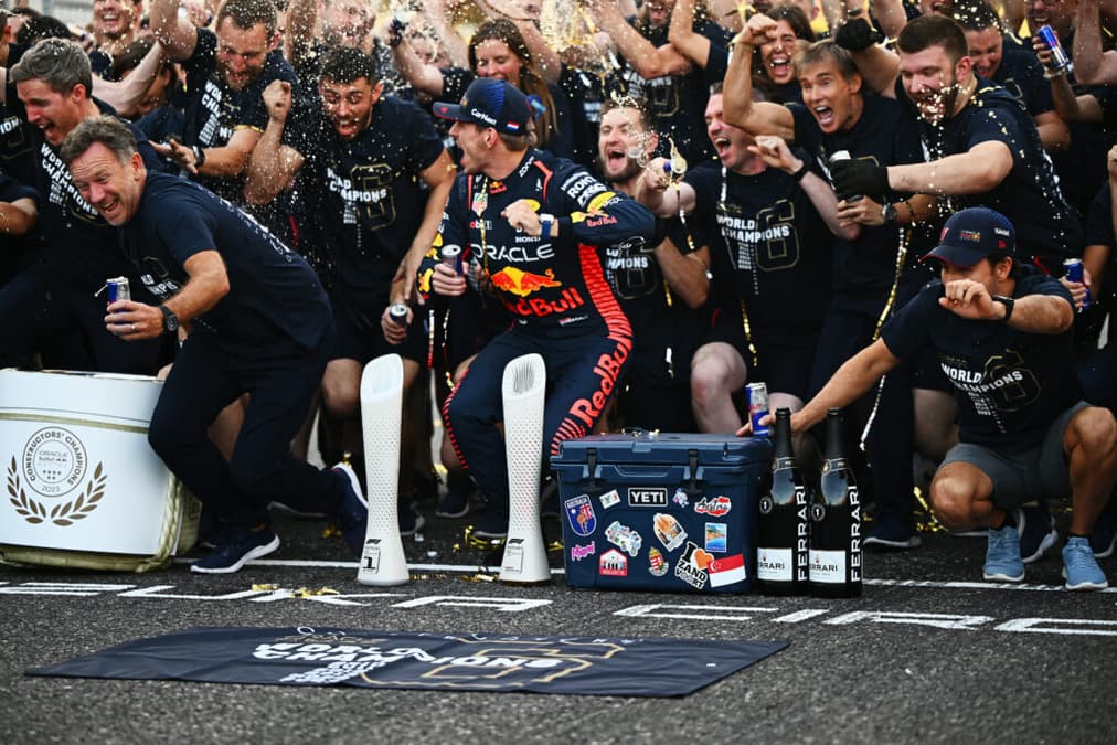Max Verstappen e Red Bull celebram a conquista do Mundial de Construtores após a vitória no GP do Japão em 2023 (Foto: Red Bull Content Pool)

