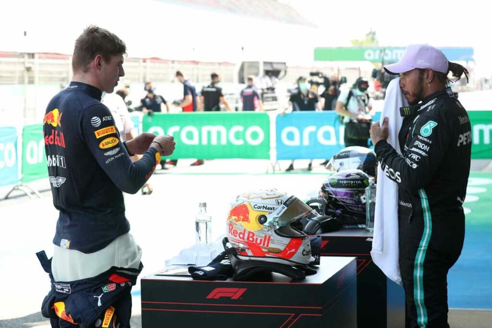 Max Verstappen e Lewis Hamilton após a classificação (Foto: AFP)