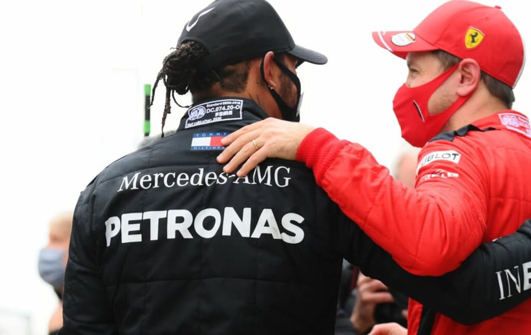 Lewis Hamilton é cumprimentado pelo amigo Sebastian Vettel no GP da Turquia (Foto: Mercedes)