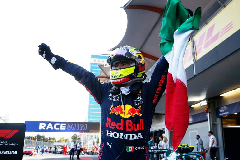 Sergio Pérez festeja uma grande e inesperada vitória no GP do Azerbaijão (Foto: Getty Images/Red Bull Content Pool)