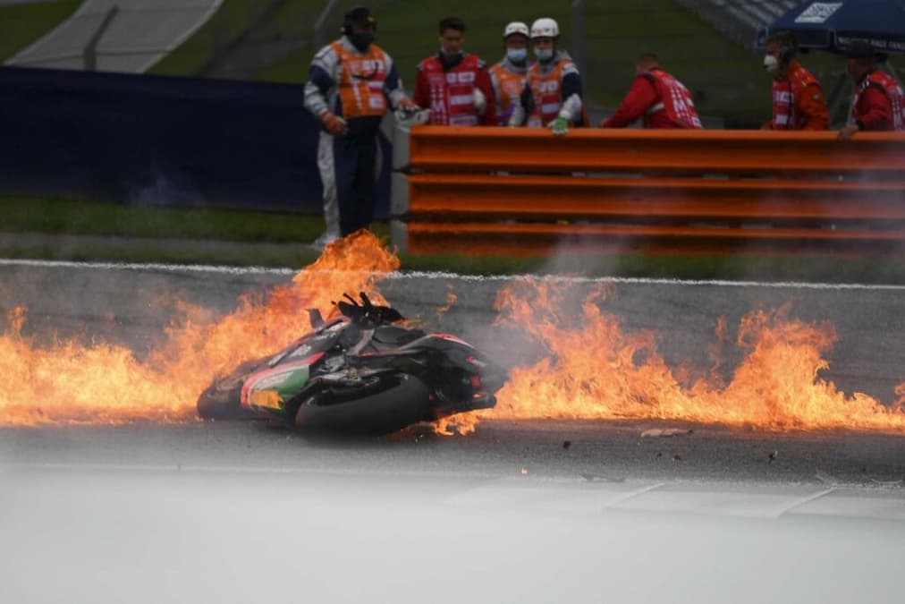 A moto de Lorenzo Savadori ficou destruída após o acidente (Foto: AFP)
