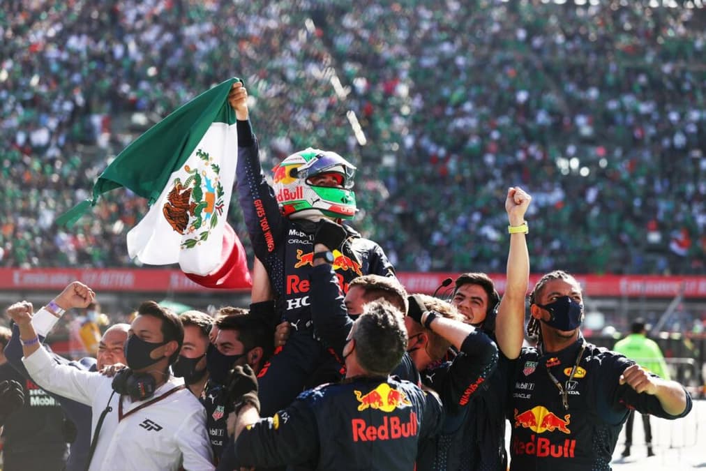 Sergio Pérez comemora pódio no México em 2021: a F1 está de volta ao Hermanos Rodríguez (Foto: Red Bull Content Pool)