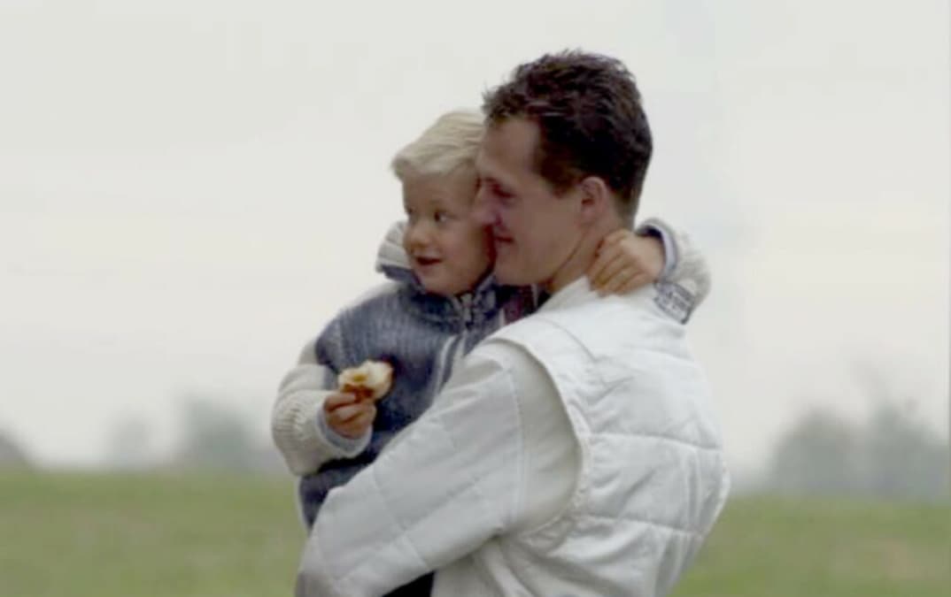 Mick Schumacher postou foto de criança para celebrar o aniversário do pai, Michael (Foto: Mick Schumacher/Twitter)