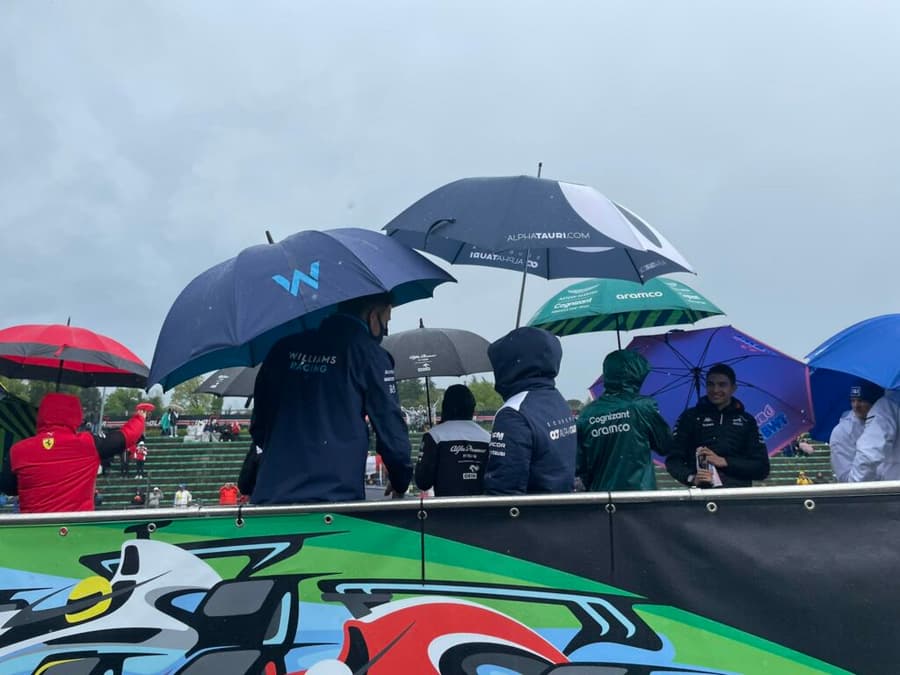 A chuva durante o desfile dos pilotos em Ímola (Foto: Red Bull Content Pool)