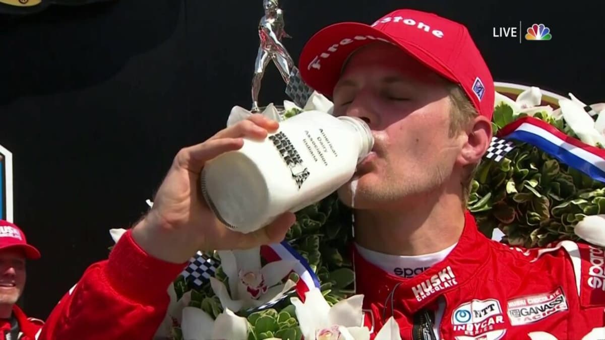Marcus Ericsson bebe o leite da vitória da Indy 500 (Foto: IndyCar)