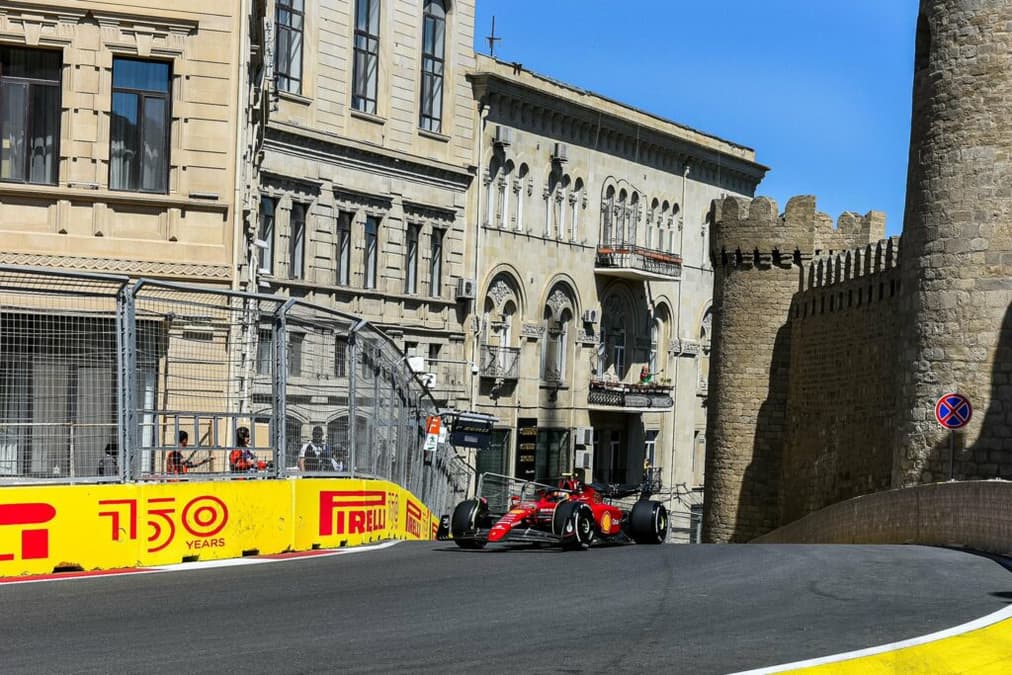 Carlos Sainz não brilhou na sexta-feira em Baku (Foto: Ferrari)