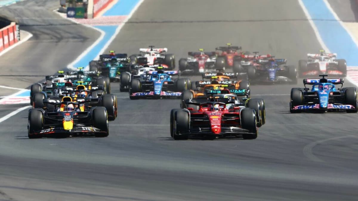Max Verstappen e Charles Leclerc lado a lado na largada do GP da França (Foto: Red Bull Content Pool)