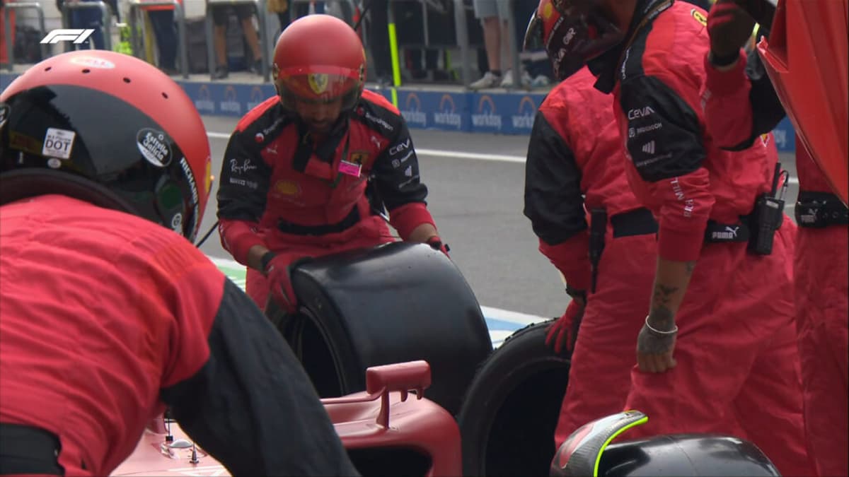 O pit-stop de Carlos Sainz foi todo atrapalhado (Foto: Reprodução/F1 TV)