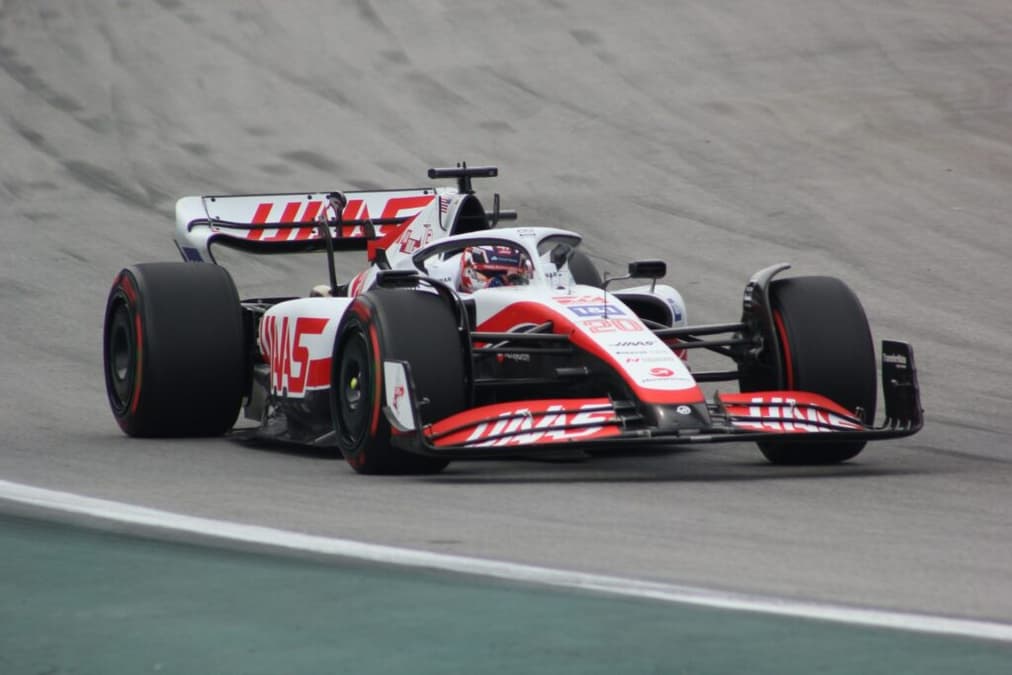 Nesta terça, a Haas apresenta a primeira pintura do grid da F1 2023 (Foto: Rodrigo Berton/Grande Prêmio) 