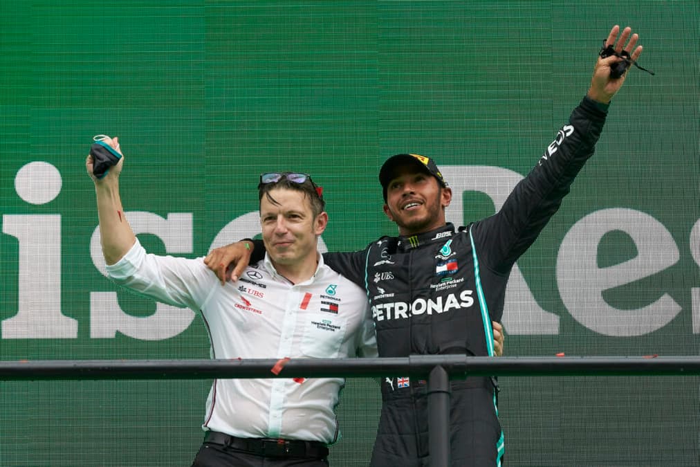 Peter 'Bono' Bonnington ao lado de Lewis Hamilton no pódio: cena que se repetiu várias vezes na F1 (Foto: Mercedes)