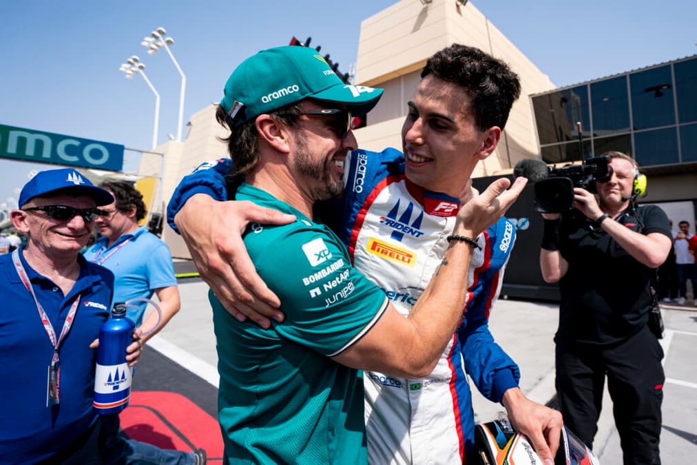 Fernando Alonso celebra a vitória de seu agenciado, Bortoleto (Foto: (James Gasperotti/KTF Sports)