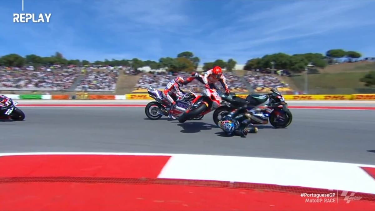 Marc Márquez caiu da moto e acabou acertando Miguel Oliveira, que vinha perseguindo a liderança (Foto: MotoGP)
