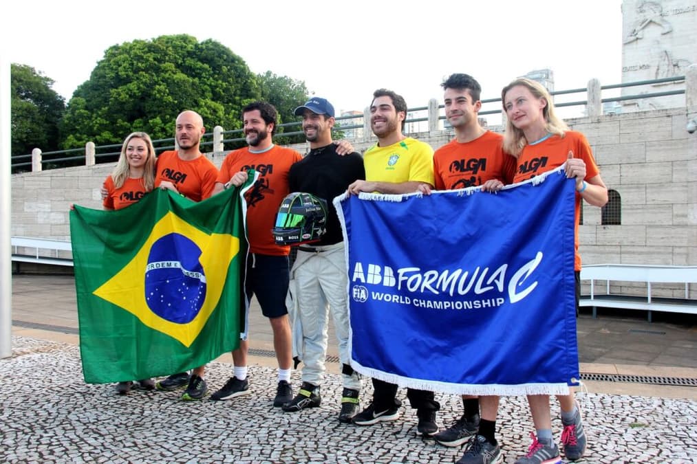 Di Grassi [ao centro] e Álvaro Buenaventura [imediatamente à direita], diretor da Fórmula E na América Latina (Foto: Guilherme Bloisi/GRANDE PRÊMIO)