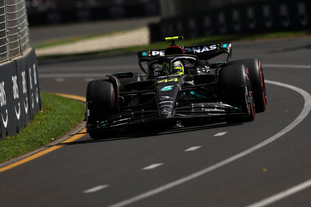 A Mercedes mexeu nos carros de maneiras diferentes nas primeiras sessões da Austrália (Foto: AFP) 