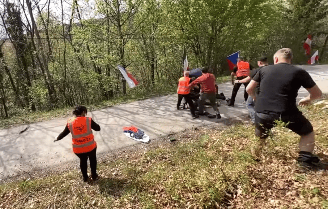 Torcedores invadem estrada do Rali da Croácia e partem para a briga (Foto: Reprodução/ WRC)
