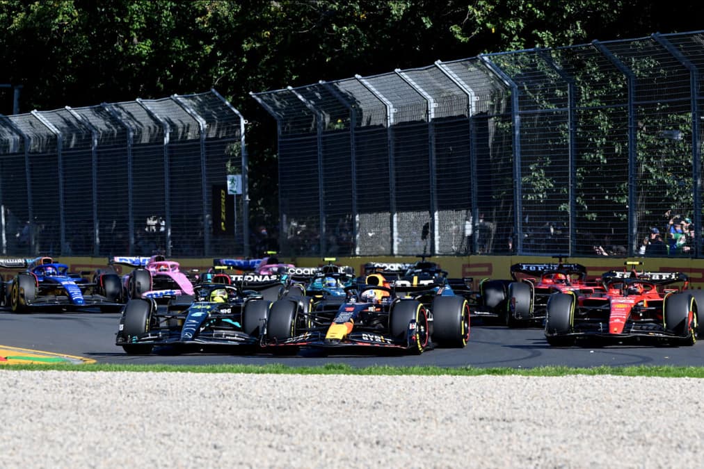Hamilton tem como objetivo alcançar a Red Bull (Foto: AFP) 