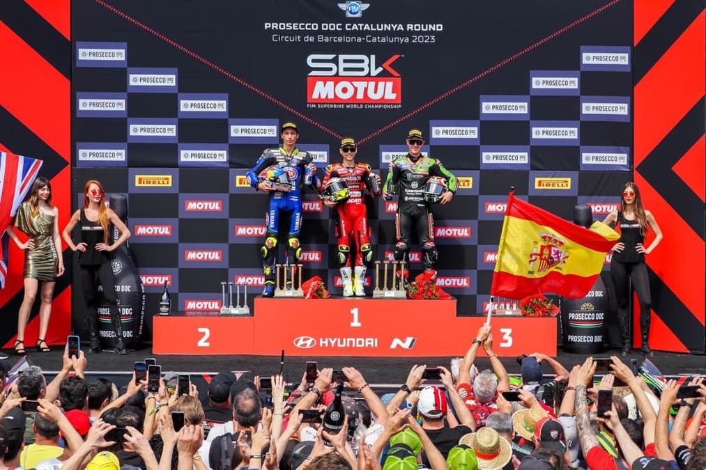 Álvaro Bautista, Toprak Razgatlioglu e Jonathan Rea formaram o pódio da corrida 1 na Catalunha (Foto: Divulgação/WSBK)