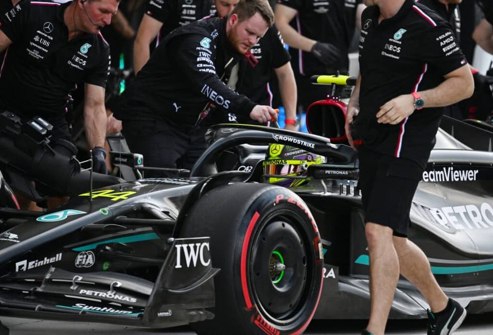 Lewis Hamilton conseguiu um pódio para a Mercedes este ano, mas a equipe ainda está longe de desafiar Red Bull em busca de vitórias (Foto: AFP) 