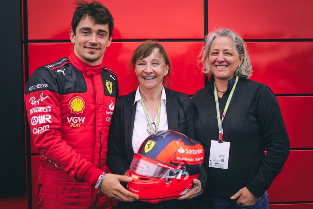 Charles Leclerc teve a aprovação da viúva e da filha de Gilles Villeneuve para fazer a homenagem com o capacete (Foto: Ferrari)