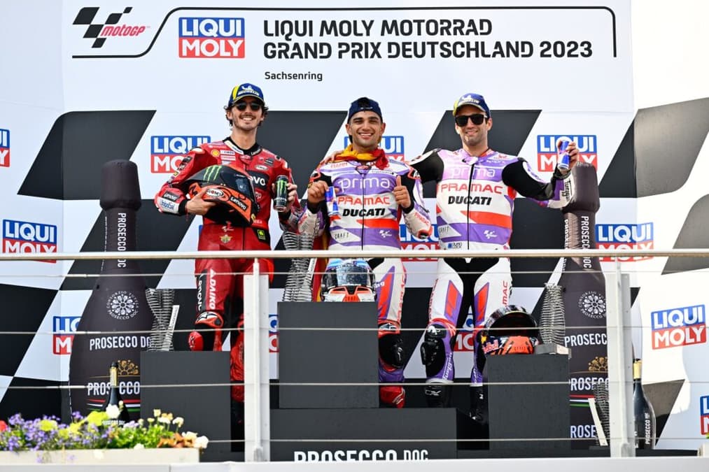 Jorge Martín, Francesco Bagnaia e Johann Zarco formaram o pódio de Sachsenring (Foto: Divulgação/MotoGP)
