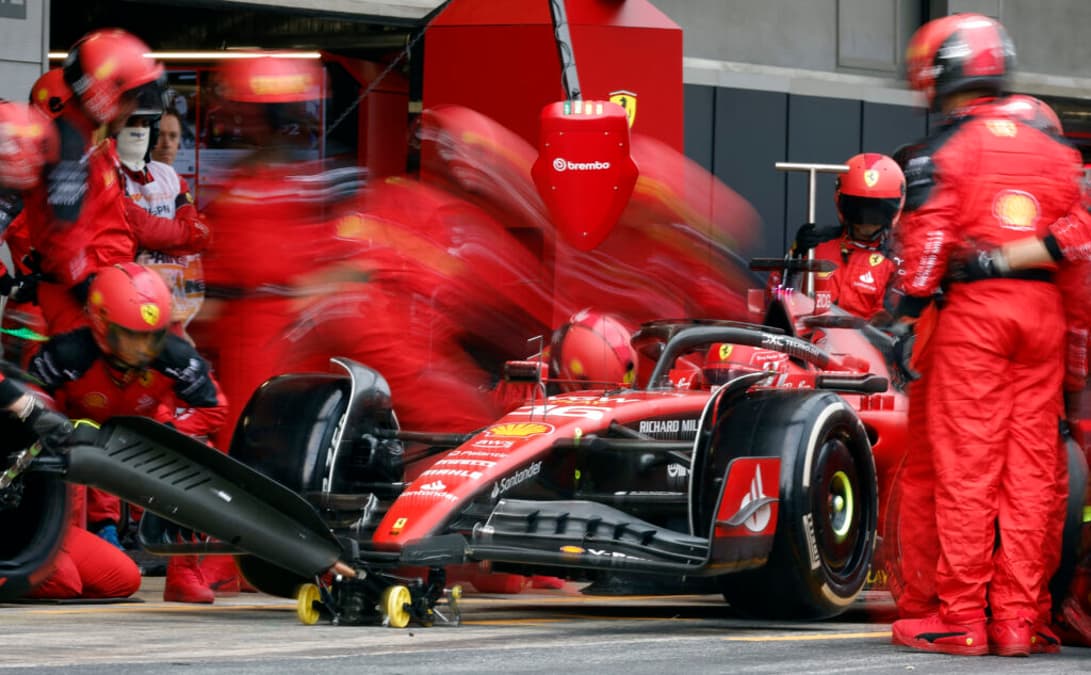 Leclerc e Ferrari, mais uma vez, não se entenderam (Foto: AFP) 