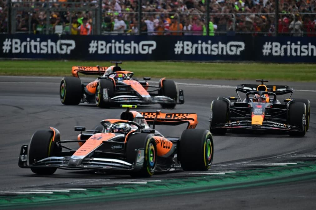 A McLaren também alterou o conceito de seus sidepods, e os ganhos foram imediatos (Foto: AFP) 