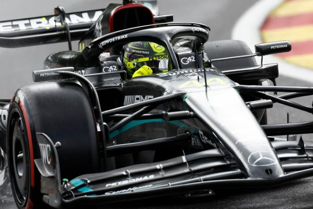 A Mercedes viveu uma primeira metade de temporada de altos e baixos, mas segue atrás da Red Bull (Foto: AFP).