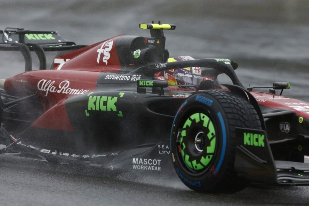 Kick em evidência no carro de Guanyu Zhou no GP da Bélgica deste ano (Foto: AFP)