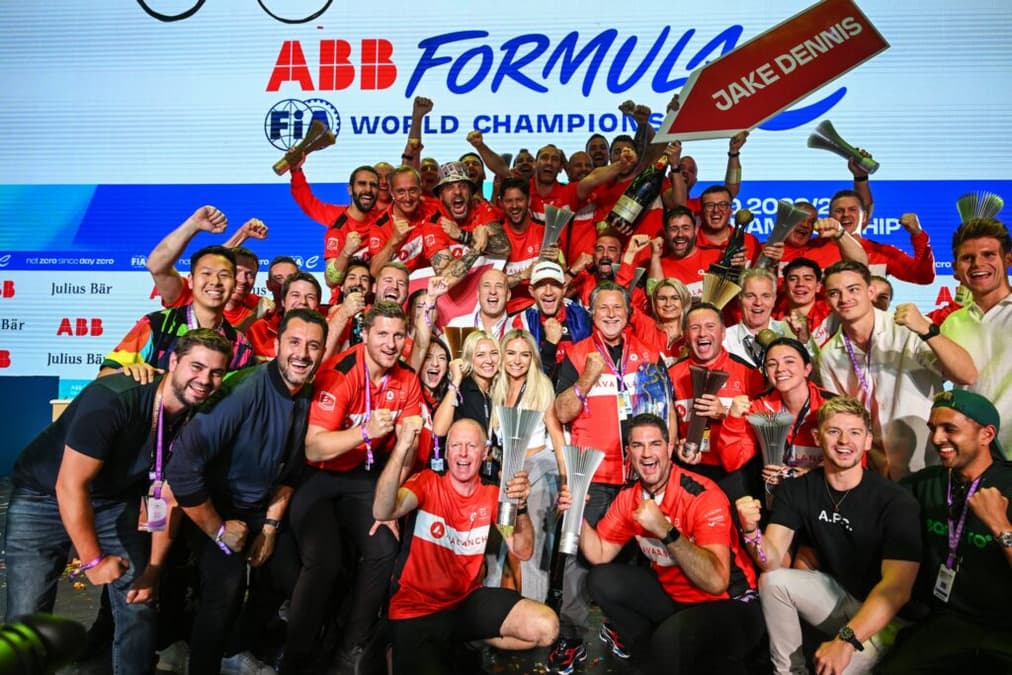 No fim, Jake Dennis conquistou o título mundial da Fórmula E em 2023 (Foto: Fòrmula E)