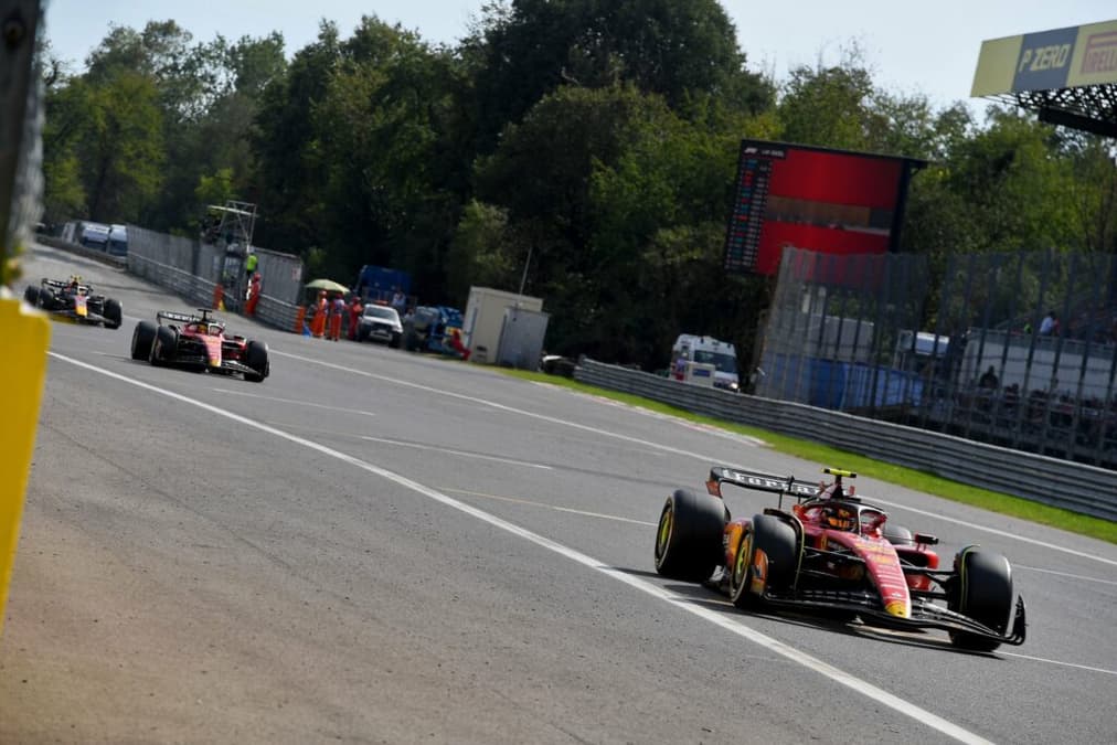 Carlos Sainz e Charles Leclerc protagonizaram briga dos momentos finais em Monza (Foto: Ferrari)
