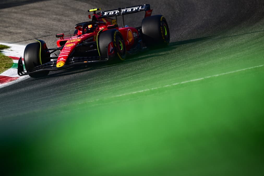 Carlos Sainz colocou a Ferrari na frente e alegrou a torcida italiana em Monza (Foto: AFP)