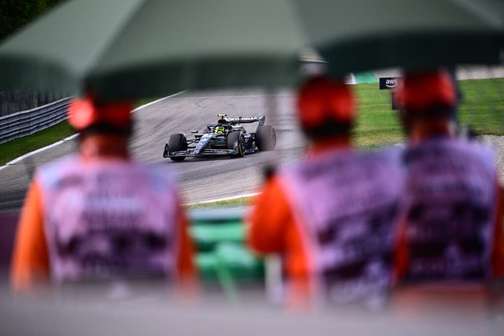 Lewis Hamilton durante a sexta-feira da F1 na Itália (Foto: AFP) 