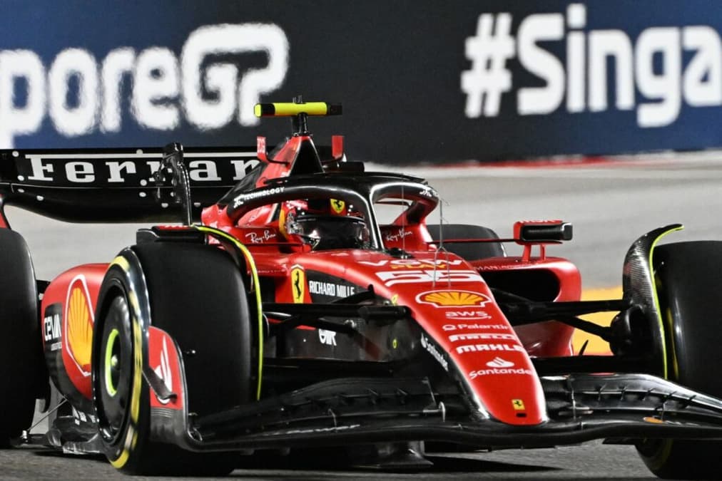 Carlos Sainz foi o mais rápido do TL2 do GP de Singapura (Foto: AFP)