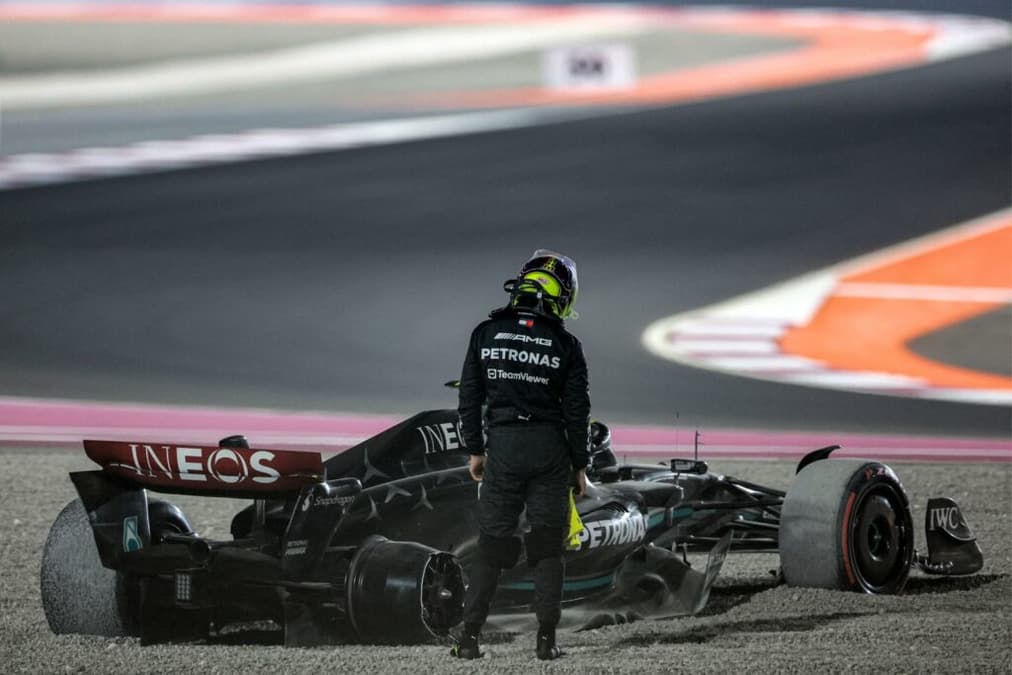 Hamilton deixou carro na brita, voltou a pé e foi multado (Foto: AFP) 