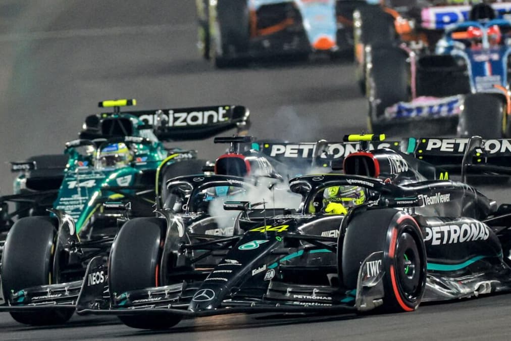 O início do GP do Catar foi caótico, com Lewis Hamilton acertando George Russell e abandonando a prova (Foto: AFP) 