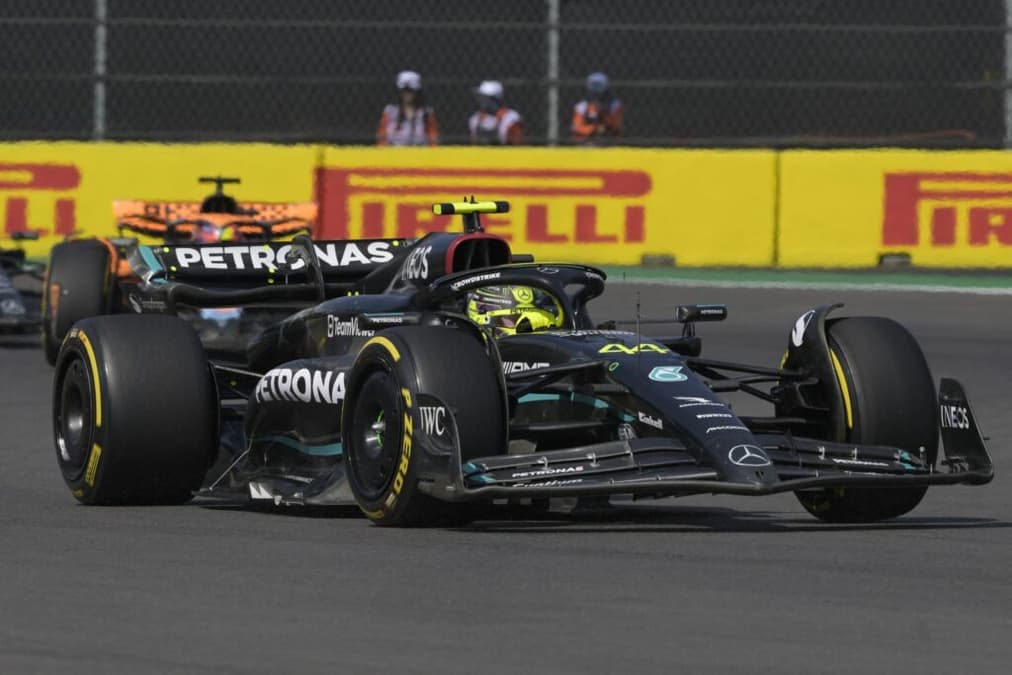 Lewis Hamilton está somente 20 pontos atrás de Sergio Pérez (Foto: AFP) 