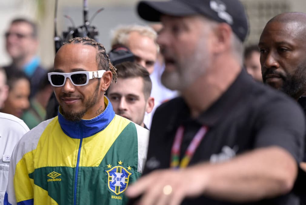 Hamilton chegou em Interlagos trajando agasalho da seleção (Foto: AFP)