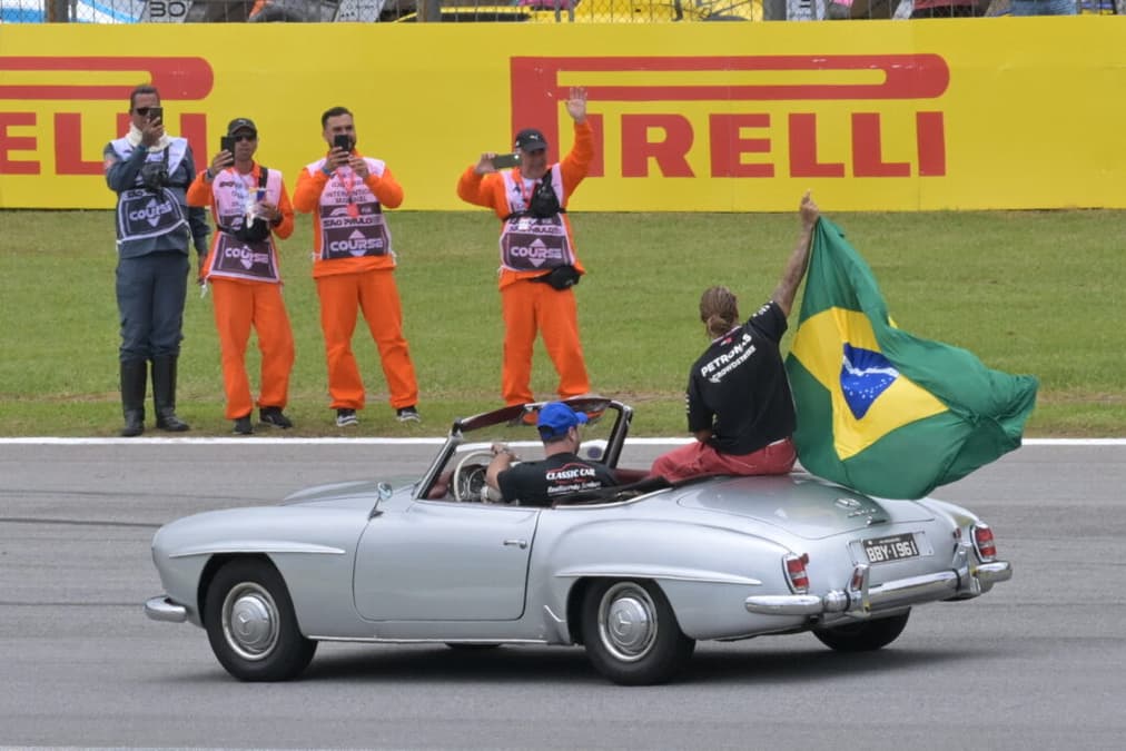Lewis Hamilton com a bandeira do Brasil (Foto: AFP)