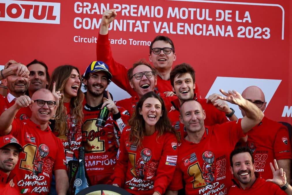 Ducati comemorou em 2023 o segundo título de Francesco Bagnaia e o terceiro dela na MotoGP (Foto: AFP)