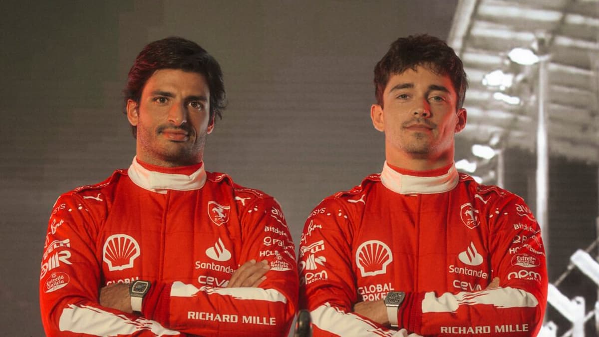 Sainz e Leclerc analisaram chegada de atualizações à Ferrari (Foto: Ferrari)