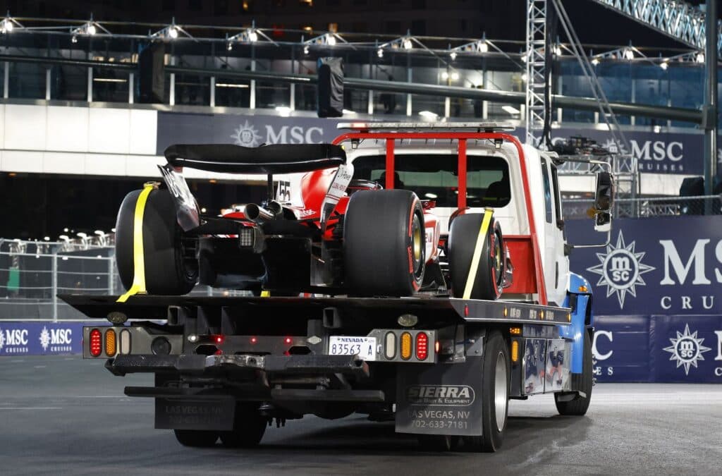 O carro de Sainz sendo levado de volta ao pit-lane após o acidente com o bueiro (Foto: AFP)