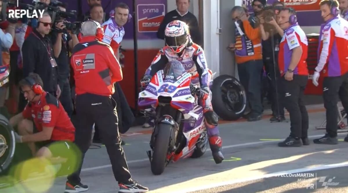 Tardozzi tentou atrapalhar Martín na saída dos boxes (Foto: Reprodução/MotoGP)