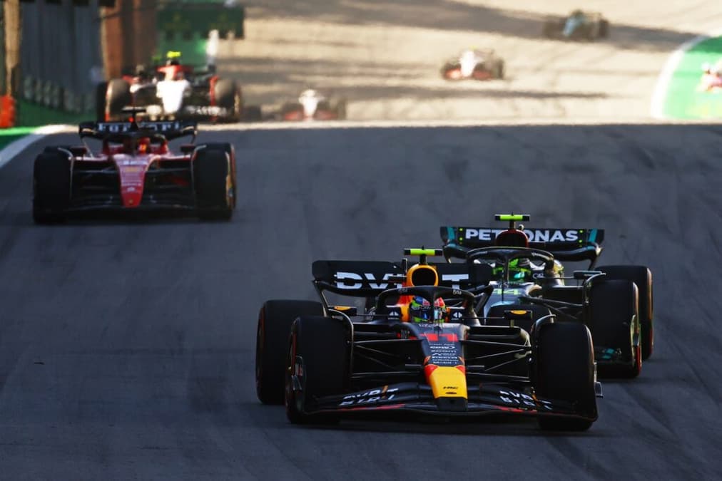 Sergio Pérez em disputa com Lewis Hamilton em Interlagos (Foto: Red Bull Content Pool)
