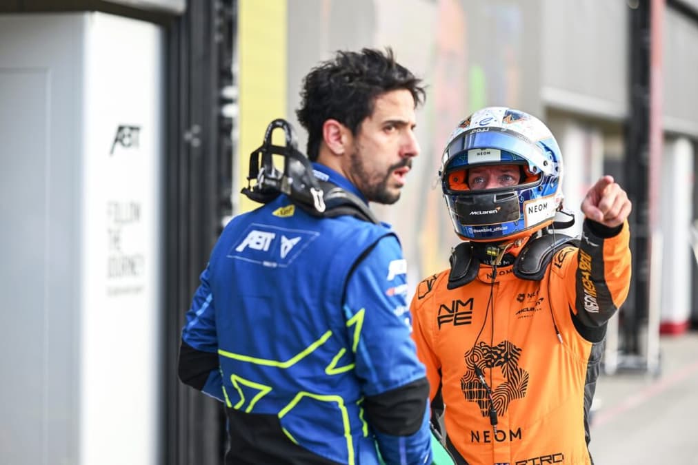Lucas di Grassi (de costas) ainda não pontuou na temporada 2024 da Fórmula E (Foto: Fórmula E)