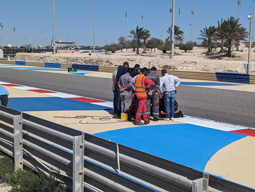 Bueiro se soltou no segundo e no terceiro dia de testes no Bahrein (Foto: Reprodução)