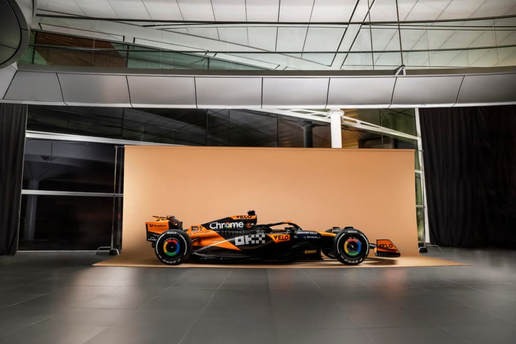 A McLaren só divulgou algumas fotos de longe do MCL38 (Foto: McLaren)