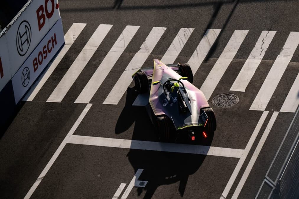 Di Grassi acabou fora da corrida de Tóquio após acidente com De Vries (Foto: Fórmula E)